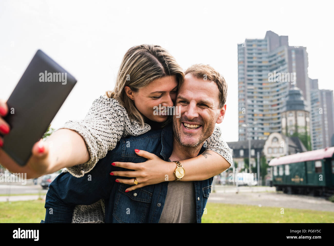 Prendre un couple heureux dans la ville selfies Banque D'Images