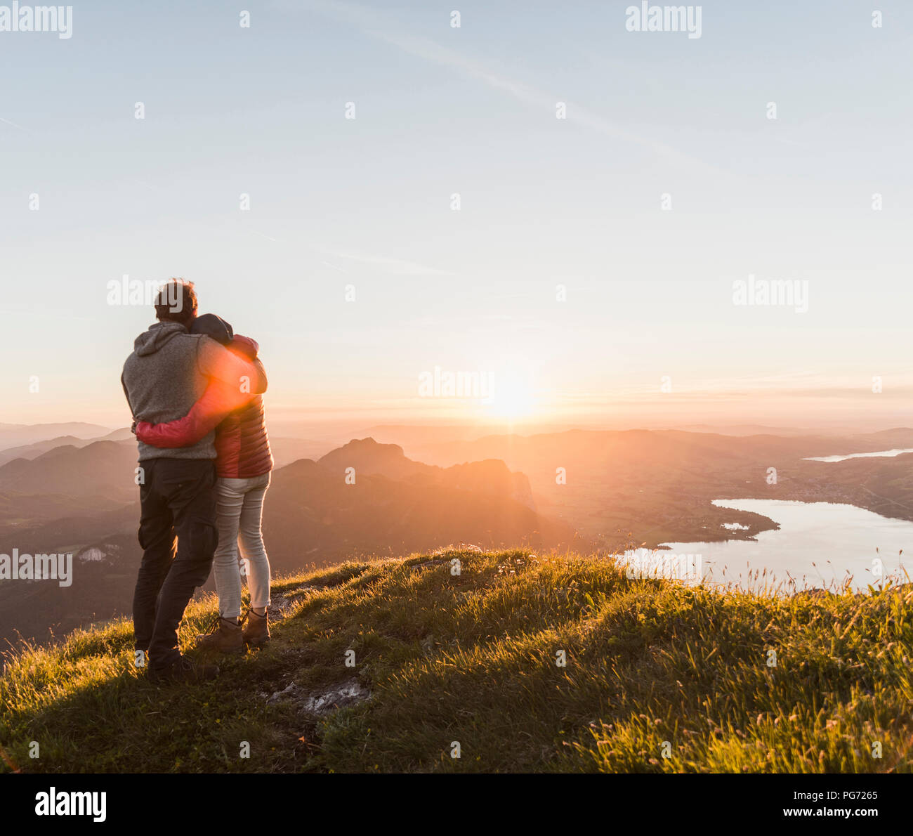 L'Autriche, Salzkammergut, sommet de la montagne, profitant de la vue Banque D'Images