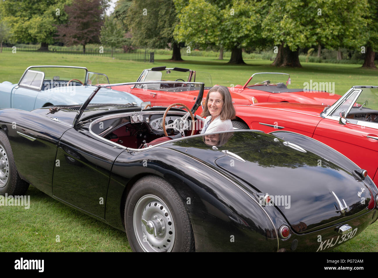 Dame driver en 1955 Alfa Romeo 100 dans un groupe de voitures classiques Banque D'Images