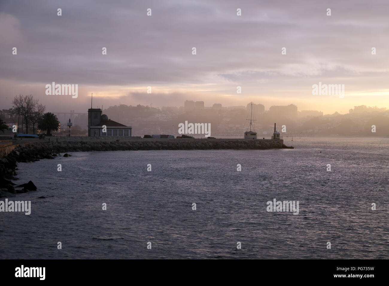 La rivière Douro, près de son embouchure, espace des marégraphes, dans un cadre coloré lever du soleil Banque D'Images