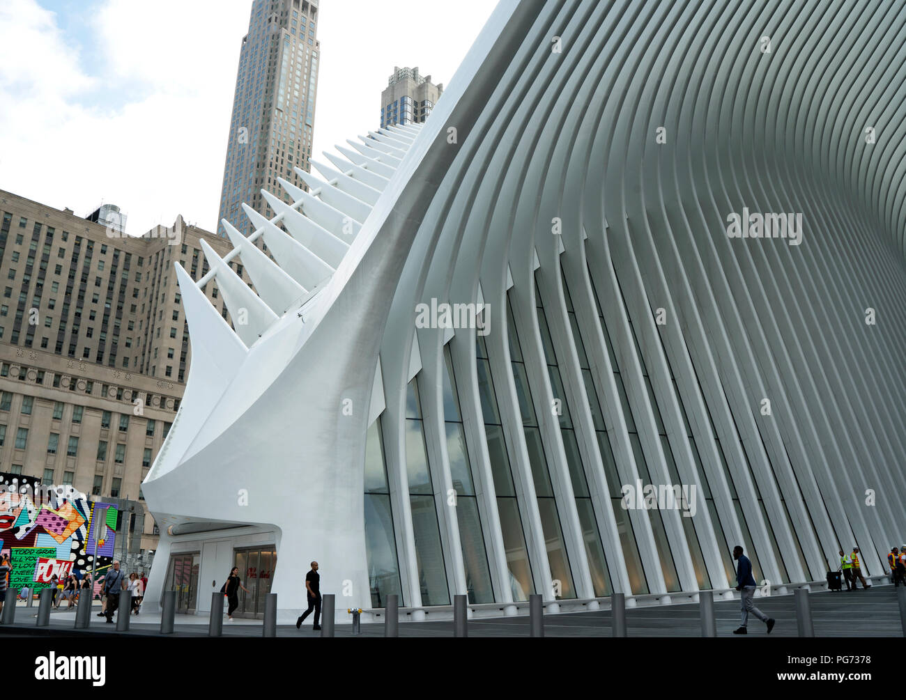 L'Oculus, conçu par l'architecte espagnol Santiago Calatrava, abrite les magasins de détail et sert de plaque tournante du transport dans la région de Lower Manhattan. Banque D'Images
