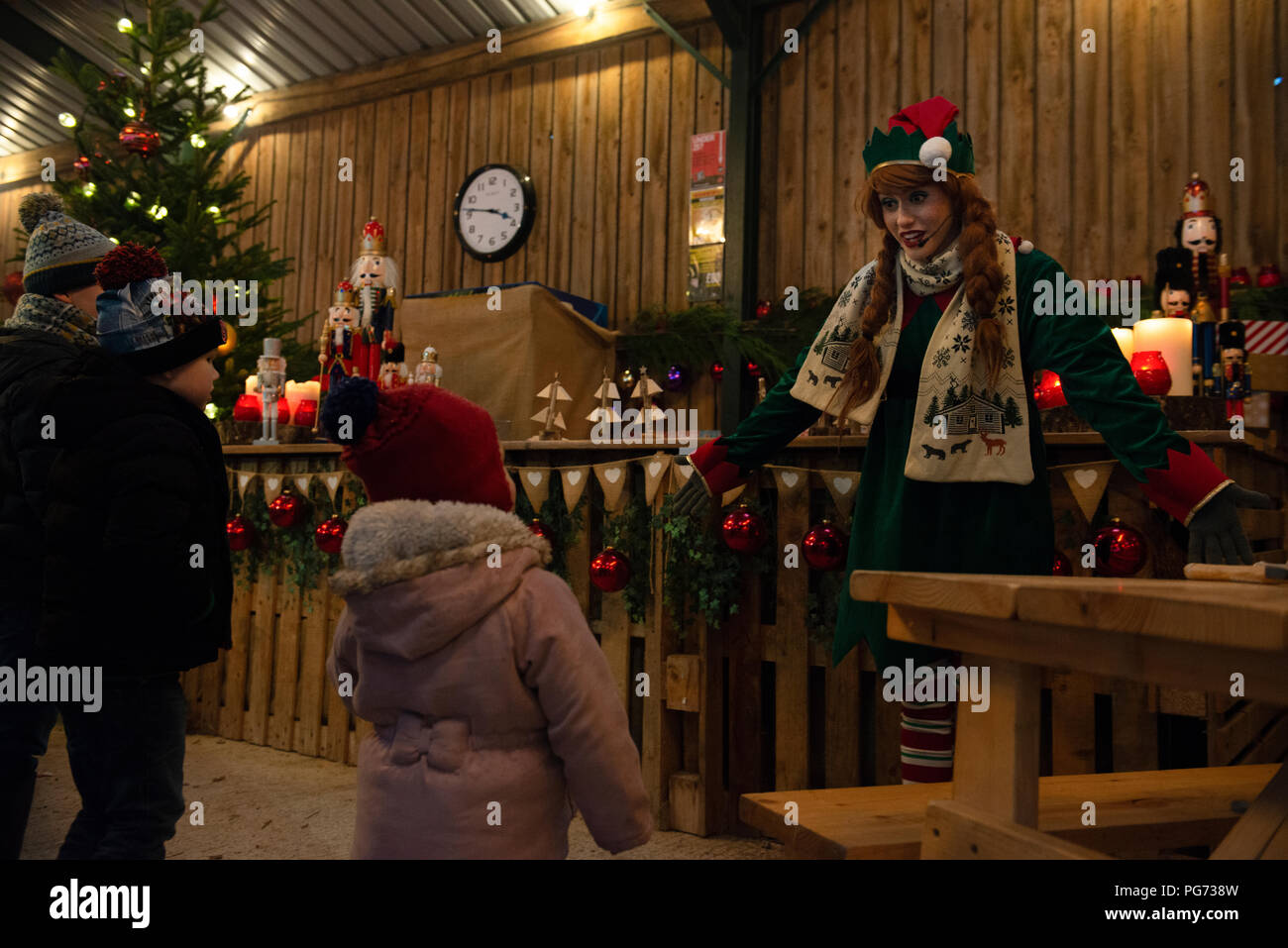 Les enfants fabriquent des jouets dans Santas workshop à l'époque de Noël. Credit : Lee Ramsden / Alamy Banque D'Images