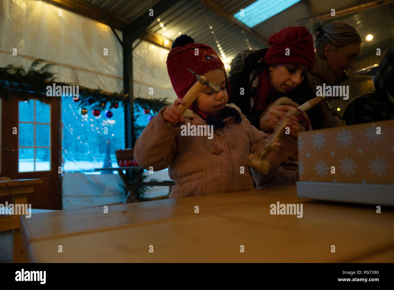 Les enfants fabriquent des jouets dans Santas workshop à l'époque de Noël. Credit : Lee Ramsden / Alamy Banque D'Images