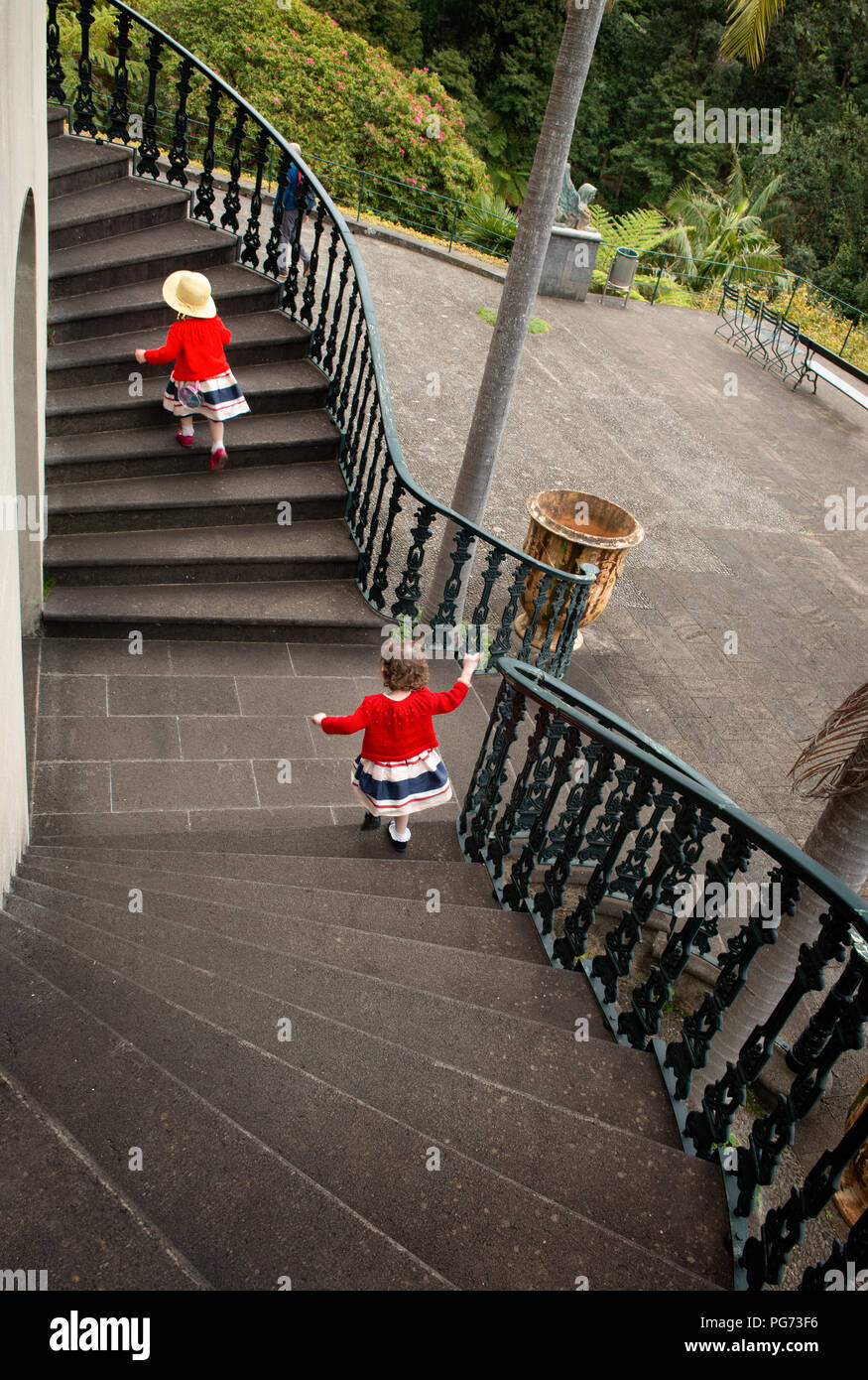 Les jeunes filles se rendant sur des jardins tropicaux à Madère. Banque D'Images