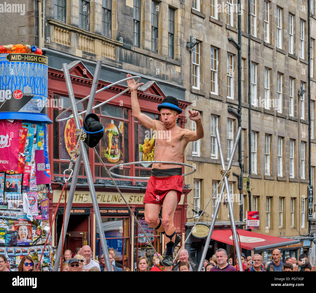 EDINBURGH FESTIVAL FRINGE 2018 FUNAMBULE AVEC SPINNING HULA HOOPS Banque D'Images