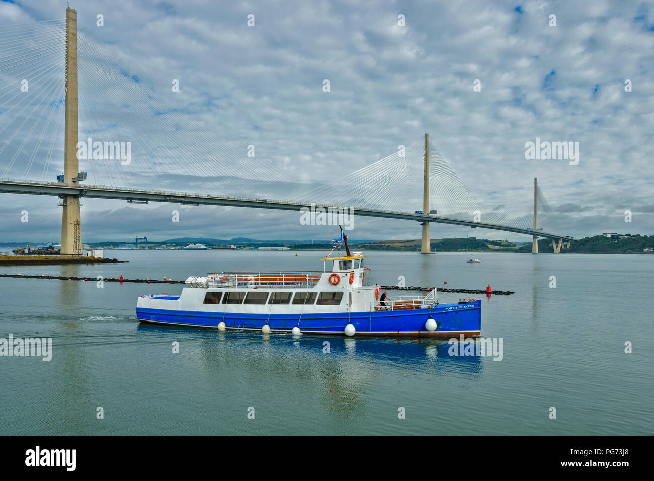 Nouveau pont de Forth Road QUEENSFERRY TRAVERSANT LE PONT ET DE SUITE PRINCESS BATEAUX À PASSAGERS Banque D'Images