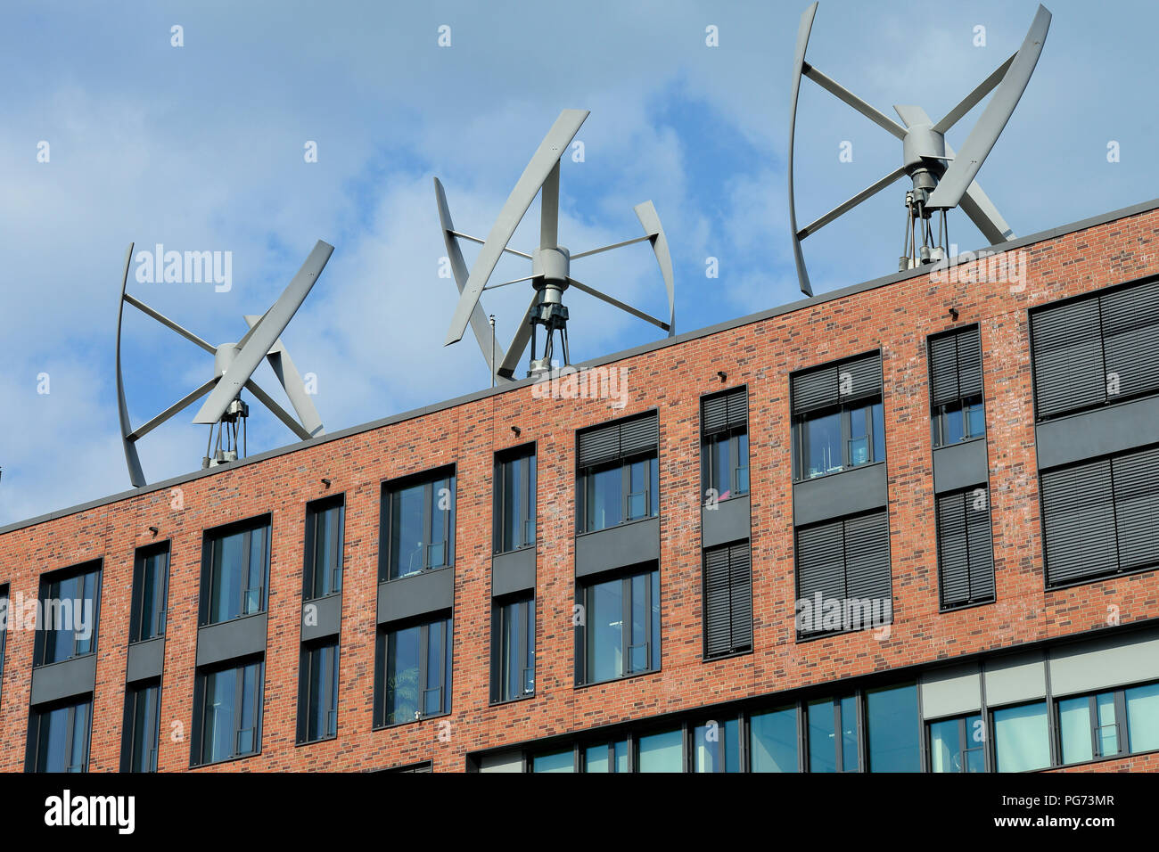 Allemagne Hambourg, petite éolienne sur le toit de l'immeuble de Greenpeace  dans la Hafencity Photo Stock - Alamy