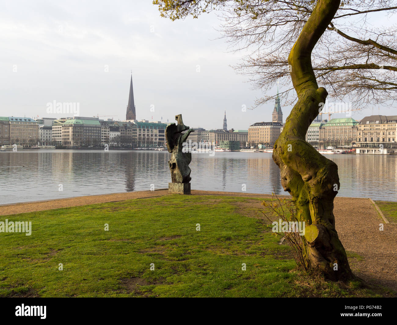 Hambourg, Allemagne - 14 Avril 2016 : vue sur la sculpture nommée 'Windsbraut', tourbillon, Jungfernstieg, Ballindamm Binnenalster et hôtel de ville en arrière-plan Banque D'Images