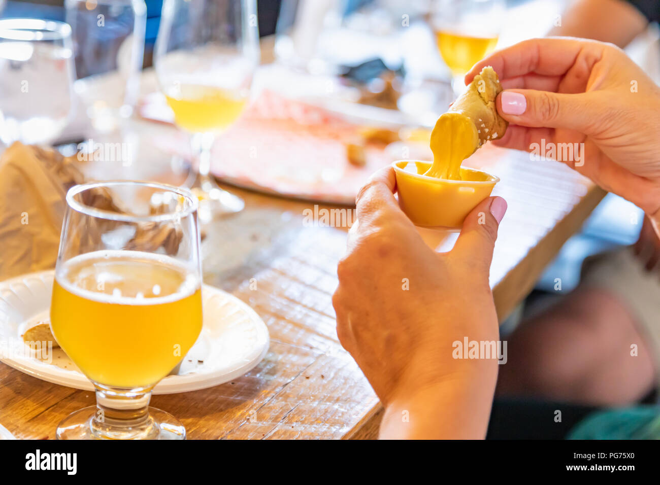 Femme de l'air se rend les bretzels et Micro brasser de la bière. Banque D'Images