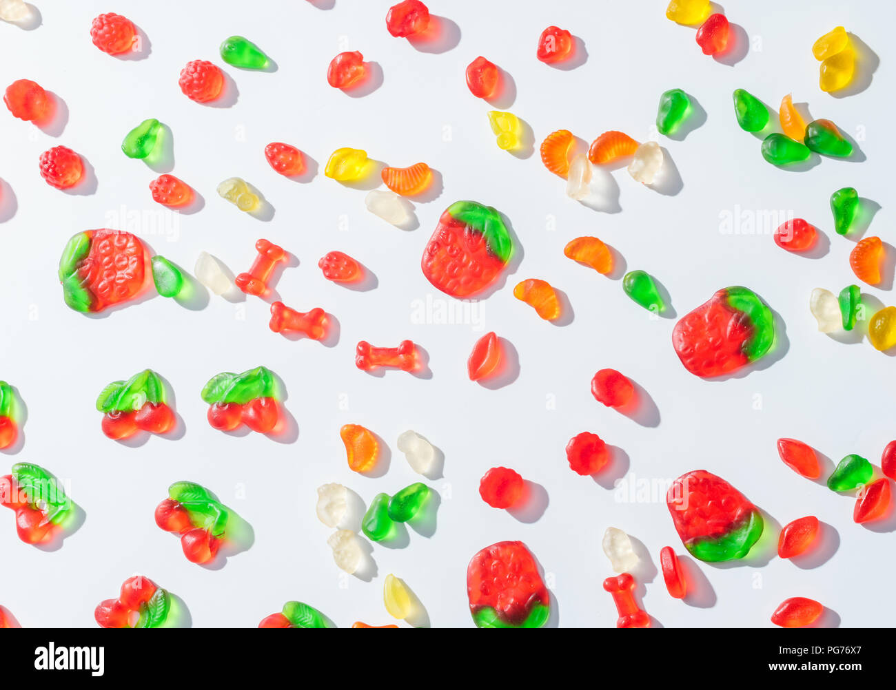 Portrait de délicieux bonbons jelly dispersées sur blanc Banque D'Images