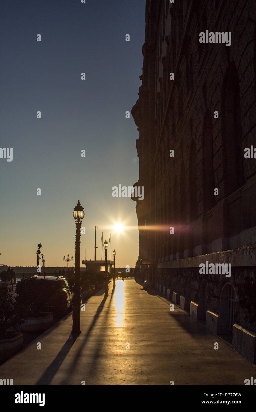 L'extérieur de la gare de Haydarpasa à Istanbul, face à la lumière du soleil, avec des lampes sur la gauche. Haydarpasa est l'une des plus grandes stations de train Banque D'Images