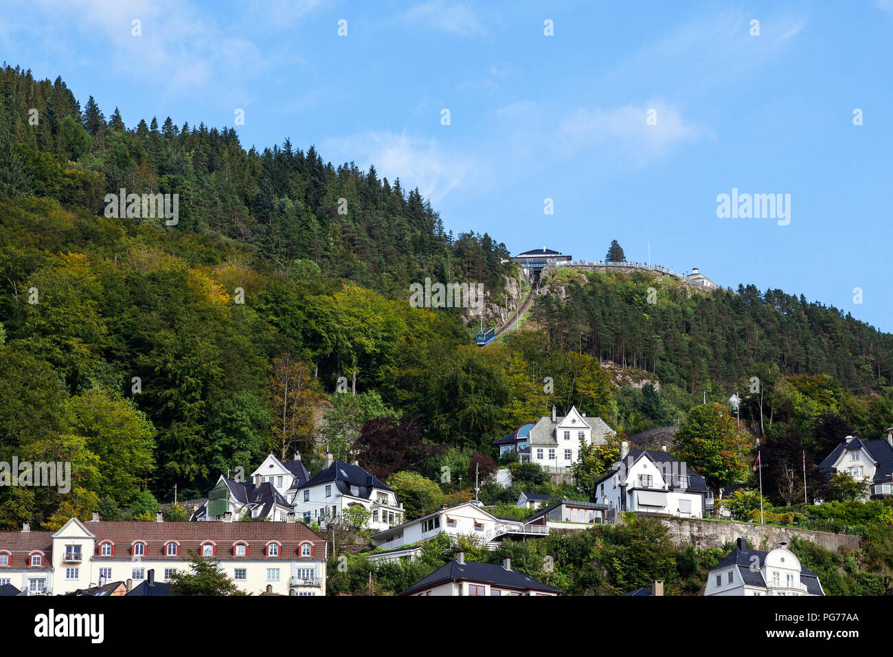 Vue vers le mont Floyen et le Funiculaire vu de l'intérieur de la zone portuaire de port de Bergen, à l'ouest de la Norvège. Banque D'Images