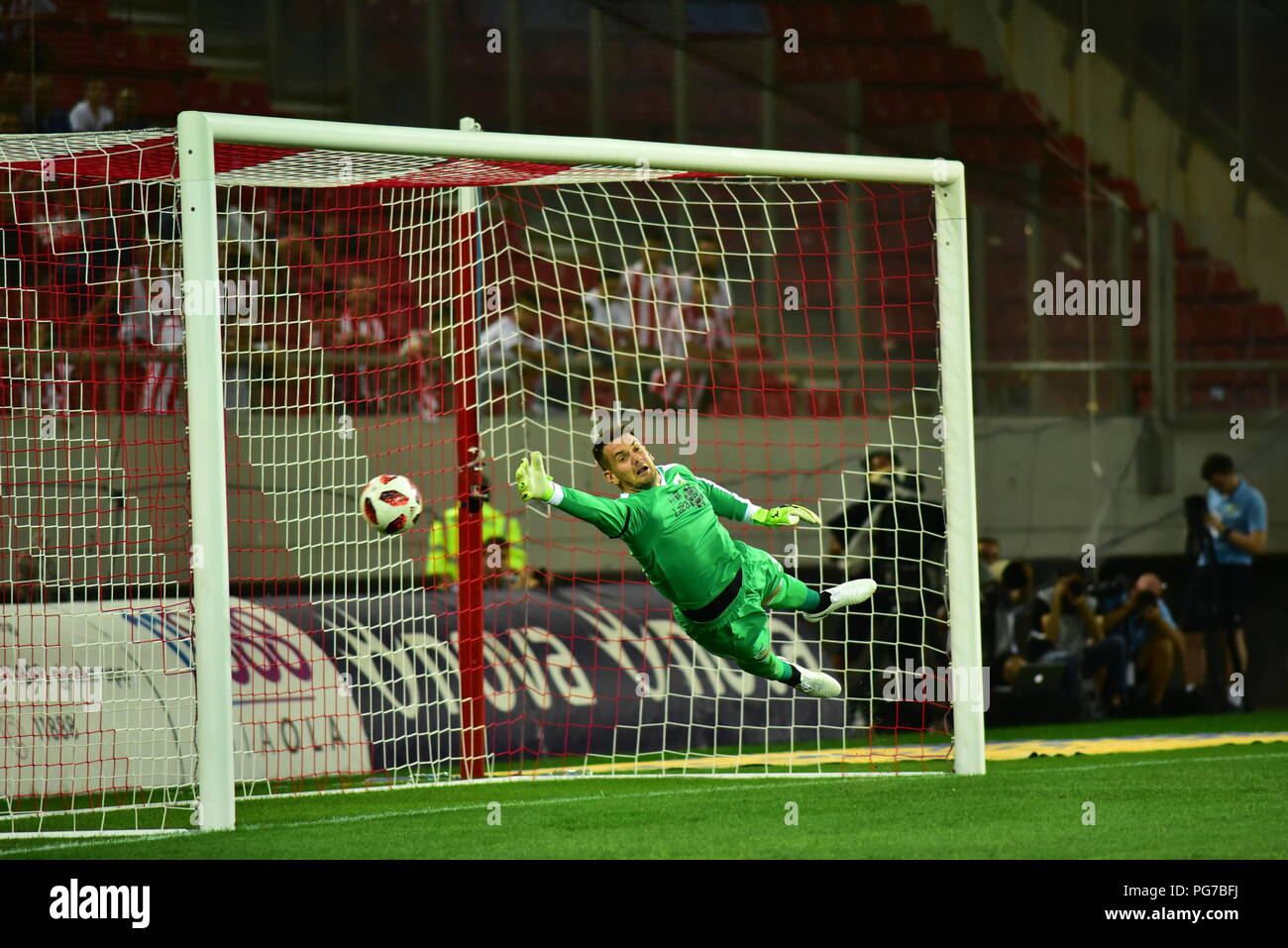 Le Pirée, Grèce. Août 23, 2018. Premier but de l'Olympiacos, malgré les efforts de Tom Heaton (no 1), l'attaquant de Burnley. Après un match fascinant, l'Olympiacos a gagné 3-1 à Burnley, Georgios Karaiskakis en Grèce, pour l'UEFA Europa League 2018/2019, les play-offs. Credit : Dimitrios Karvountzis/Pacific Press/Alamy Live News Banque D'Images