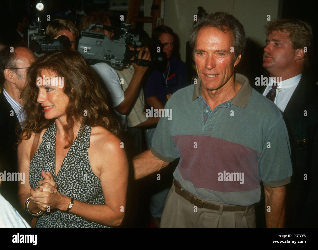 WESTWOOD, CA - 03 août : (L-R) L'actrice Jacqueline Bisset et directeur/acteur Clint Eastwood assiste à la Warner Bros Pictures 'Unforgiven' Westwood création le 3 août 1992 à Mann Bruin Theatre à Westwood, en Californie. Photo de Barry King/Alamy Stock Photo Banque D'Images