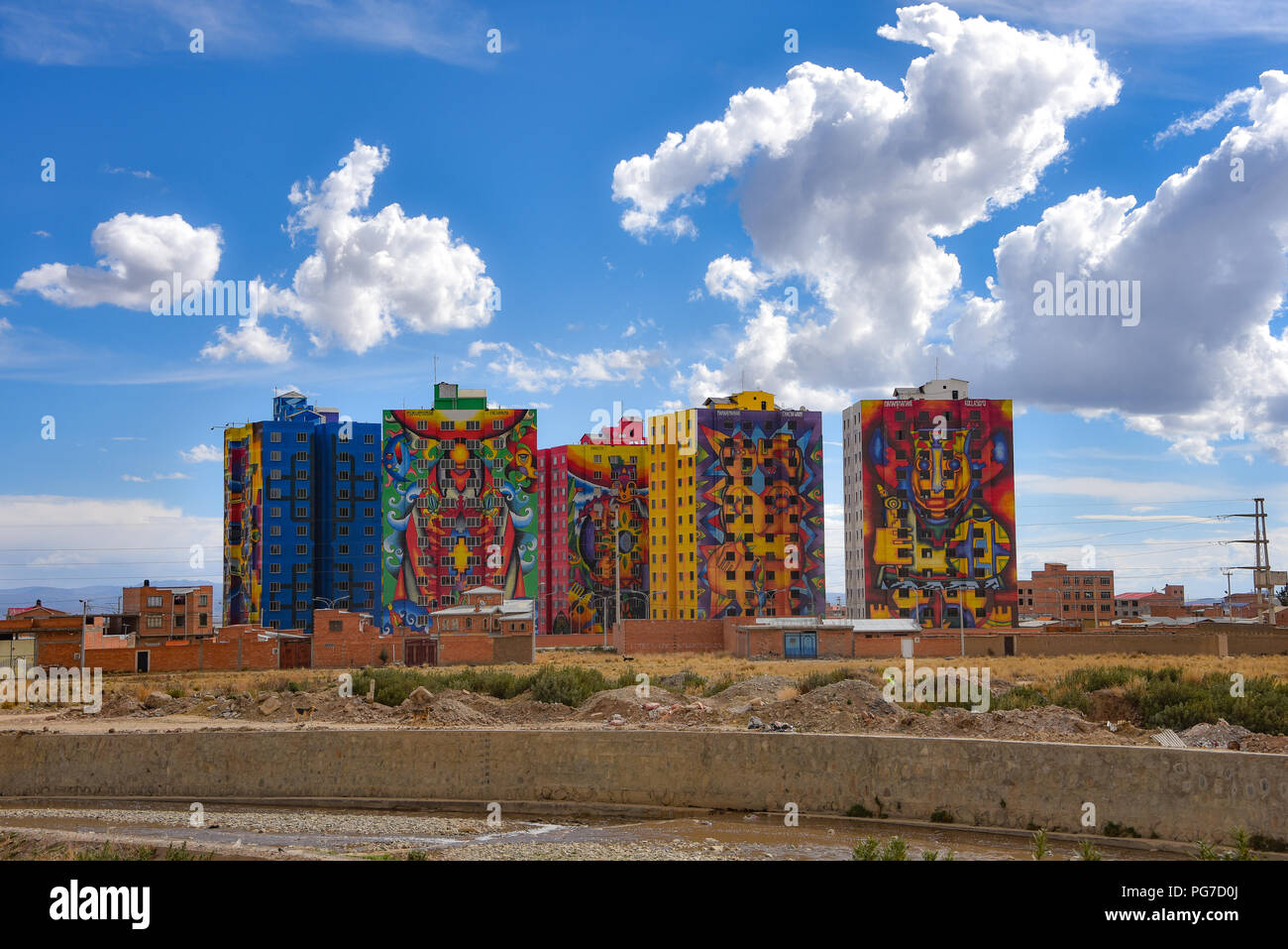 Peintures murales aux couleurs vives peintes par l'artiste bolivien Roberto Mamani Mamani sur les immeubles en copropriété à El Alto, La Paz, Bolivie Banque D'Images