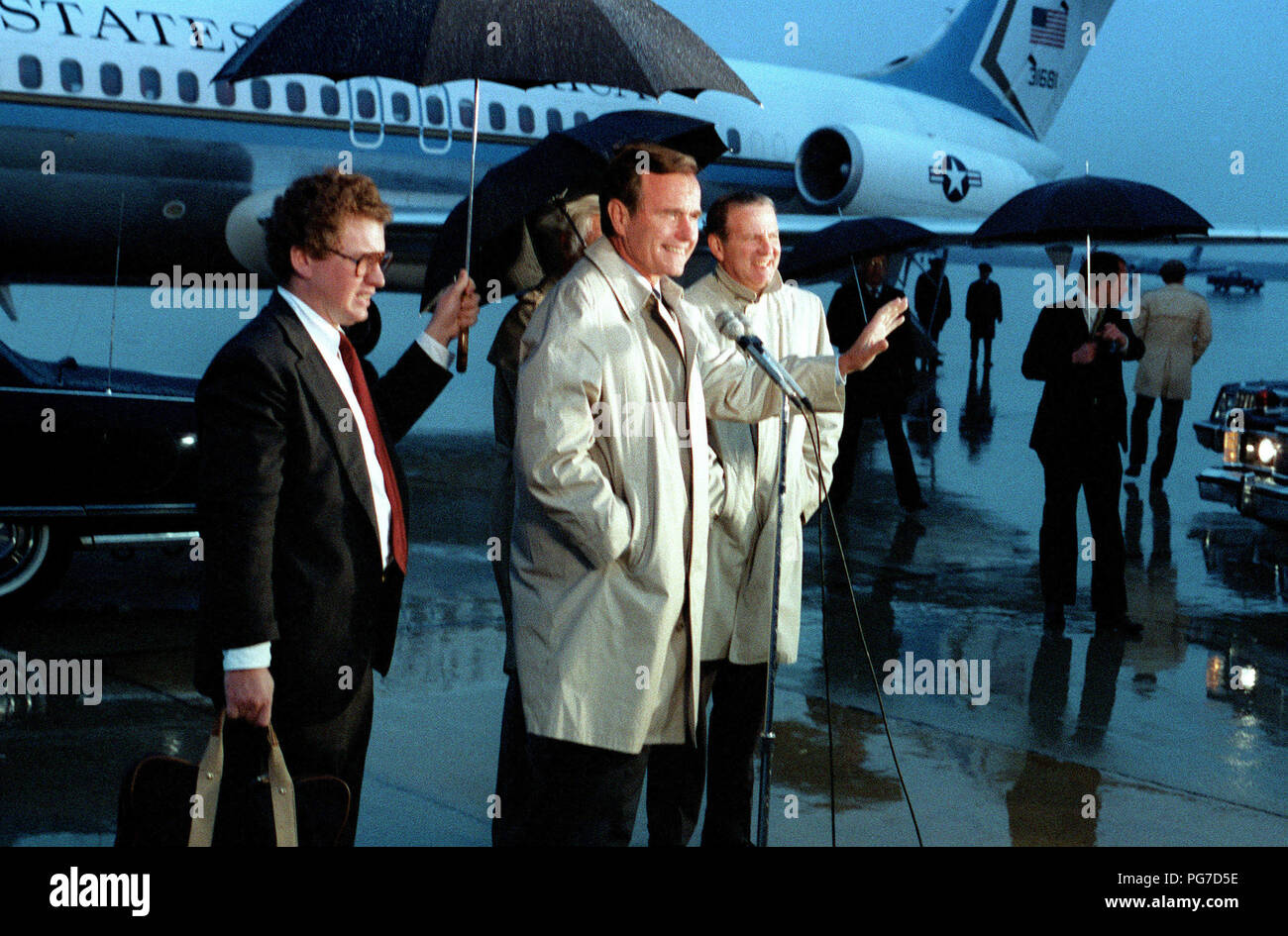 Vice-président élu George H. W. Bush salue la foule lors de son arrivée. Banque D'Images