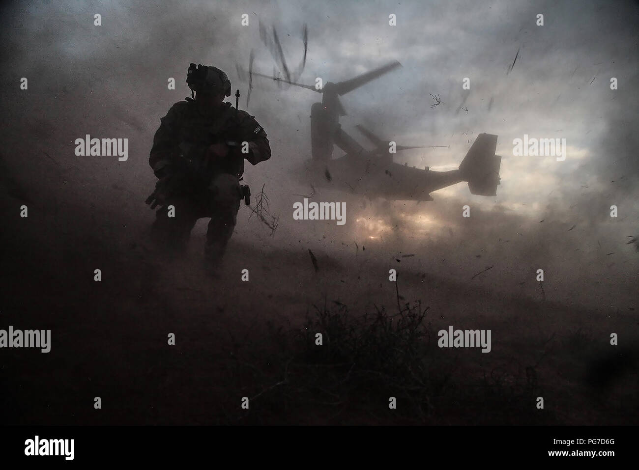 160407-A-KM366-001 un soldat affecté au 10e Groupe des forces spéciales (Airborne), attend qu'un MV-22 Osprey approches pour effectuer une évacuation médicale dans le Nouveau Mexique, le 7 avril 2016. La formation est conçue pour simuler l'évacuation des personnels de soins ambulatoires dans le cadre de la lutte contre le stress. (U.S. Photo de l'armée par le Sgt. Nate Eroh) Banque D'Images