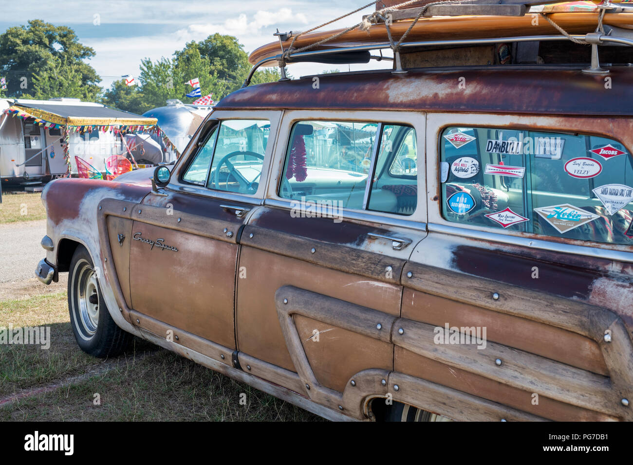 1954 Ford Country Squire station wagon à un festival rétro vintage. UK Banque D'Images