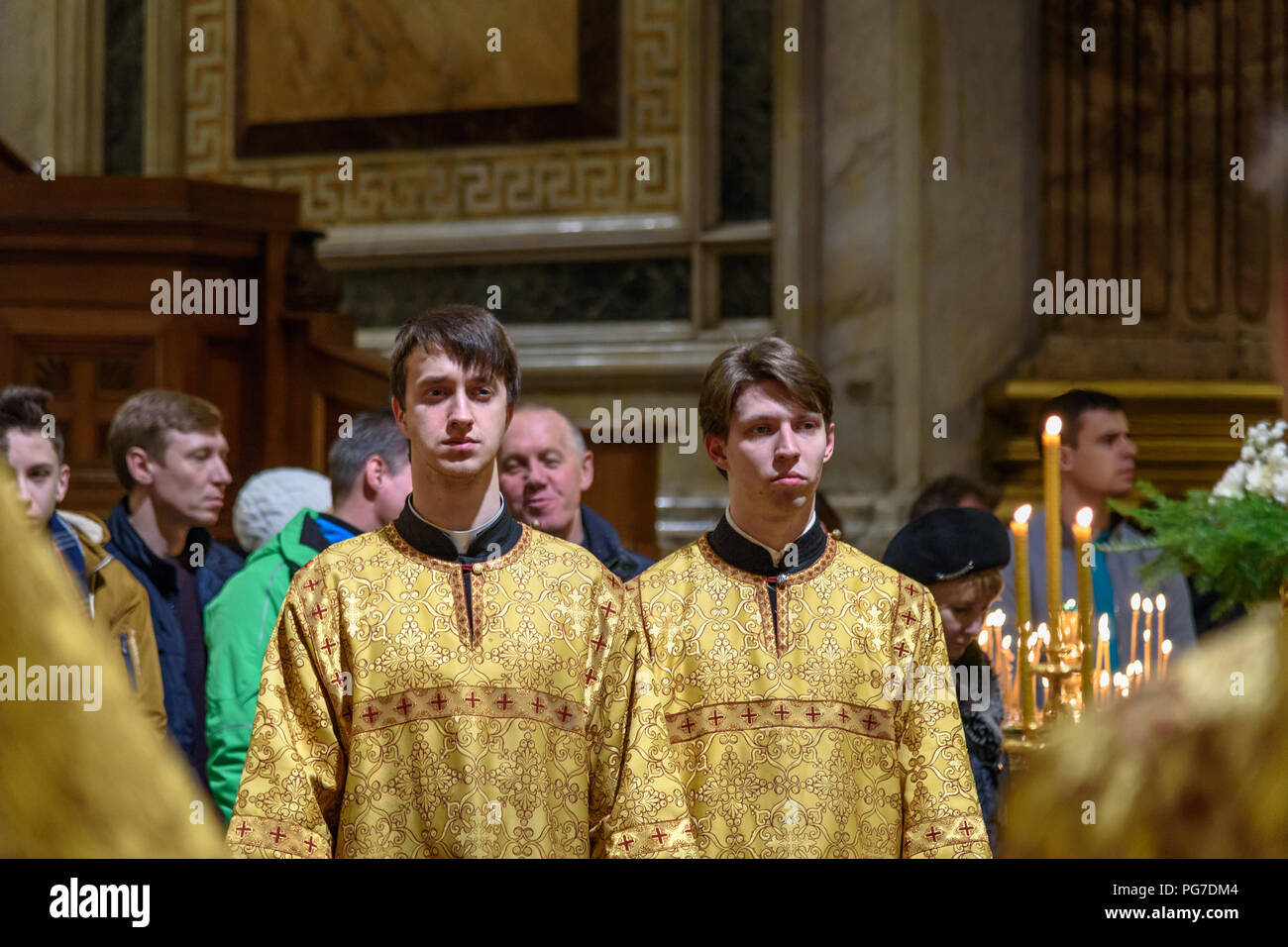 Saint Petersburg, Russie - 6 janvier 2018 : culte de Noël à de la Cathédrale Saint Isaac ou Isaakievskiy Sobor Banque D'Images