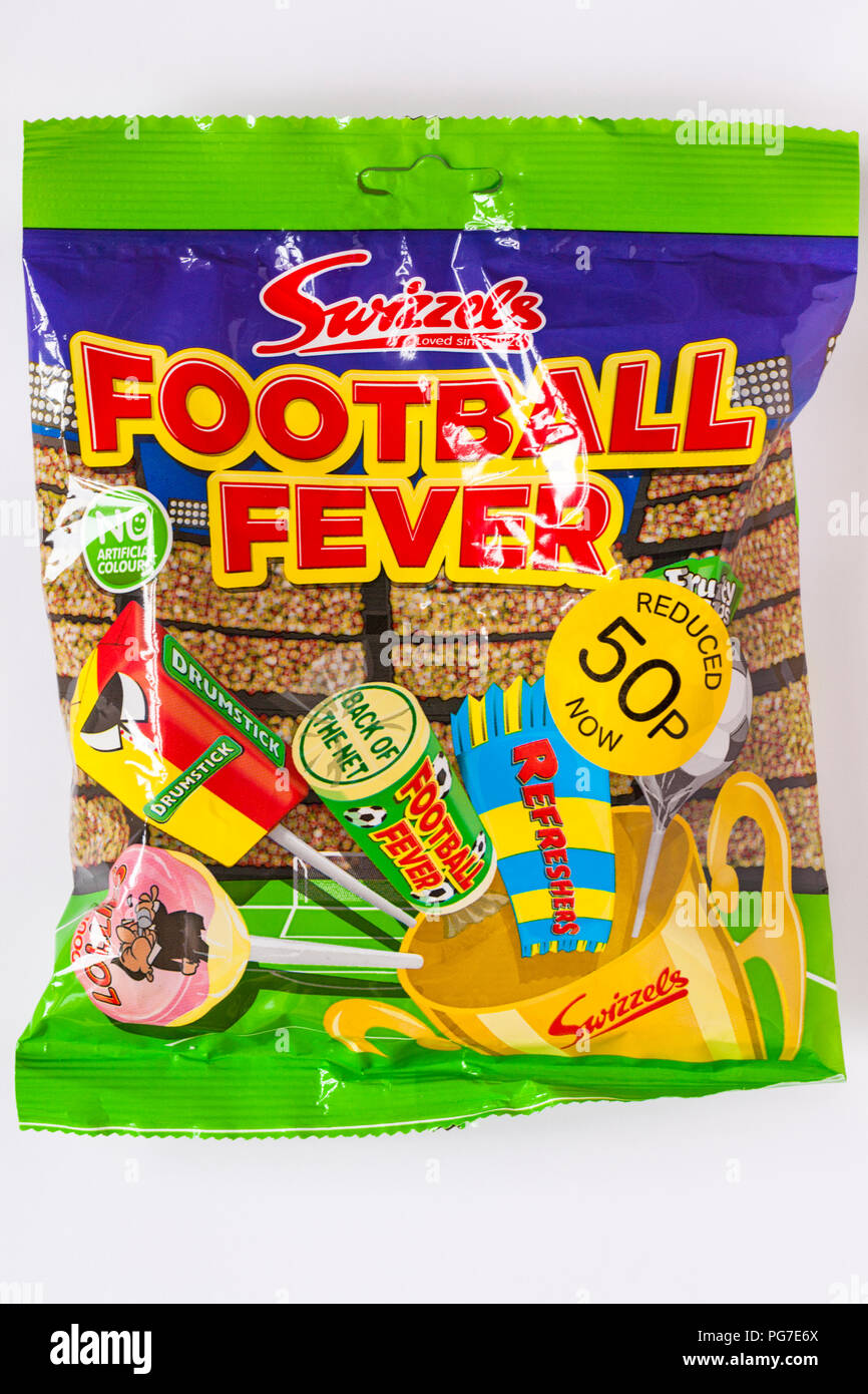 Sachet de bonbons de la fièvre du football Swizzels isolé sur fond blanc réduit à 50p maintenant - bonbons bonbons, autocollant jaune prix réduit Banque D'Images