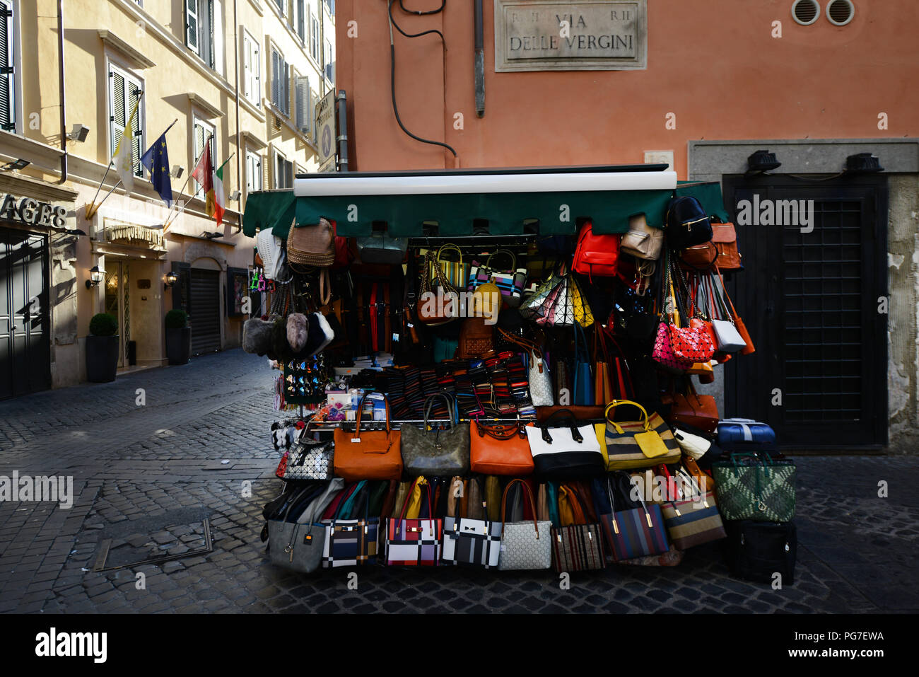 Vendeur d'artisanat et souvenirs d'ouvrir leurs boutiques dans le centre de Rome. Banque D'Images