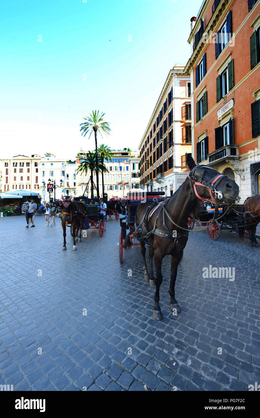 Voitures à cheval coloré à Rome, Place d'Espagne. Banque D'Images