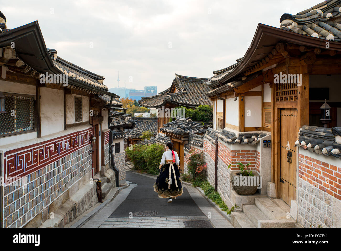 Retour de l'Asian woman wearing hanbok marcher dans les maisons de style traditionnel de Séoul le village de Bukchon Hanok à Séoul, Corée du Sud. Banque D'Images