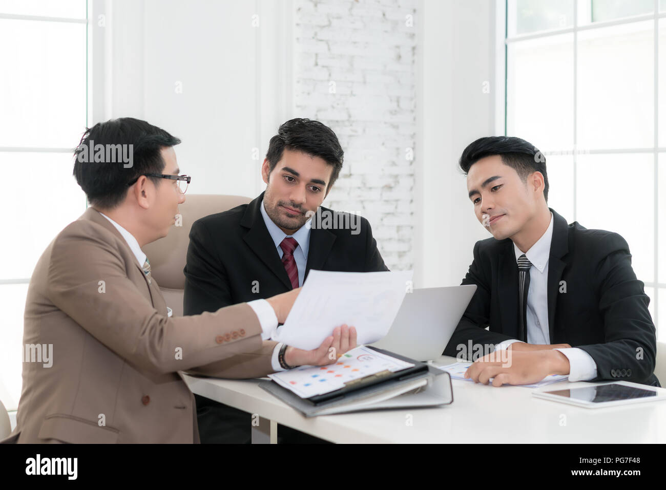 Asian businessman présentent des données graphique à la salle de réunion de bureau. Présenter l'entreprise et concept de réunion. Banque D'Images