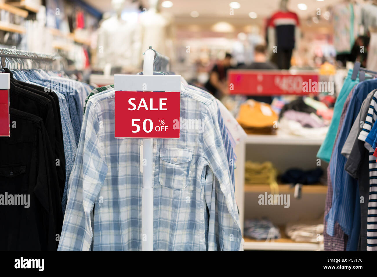 Vente magasinage des fêtes,soldes 50 % label autocollant signe en face de shirt shop ,vente magasinage des fêtes pour l'affichage d'escompte, marketing business advertiseme Banque D'Images