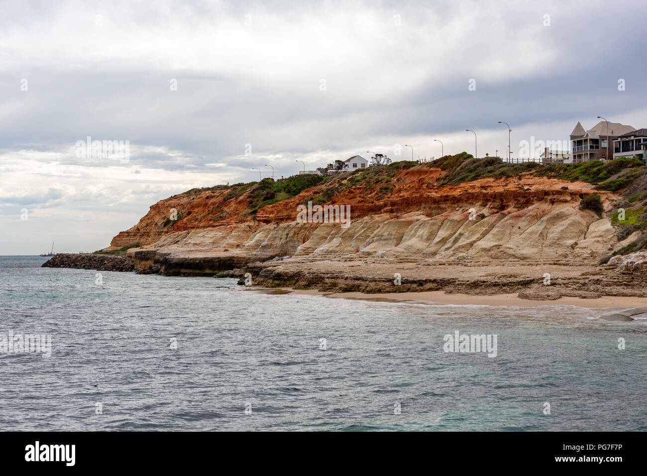 L'emblématique falaise de calcaire visages de la Port Noarlunga Beach Australie du Sud, le 23 août 2018 Banque D'Images