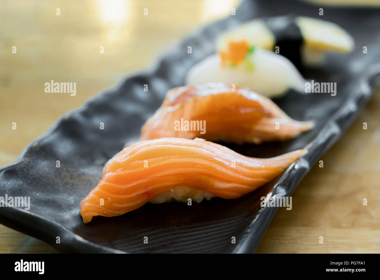 Sushi roll avec du saumon et sushi roll avec l'anguille fumée, selective focus. Close up of sushi sashimi set Banque D'Images