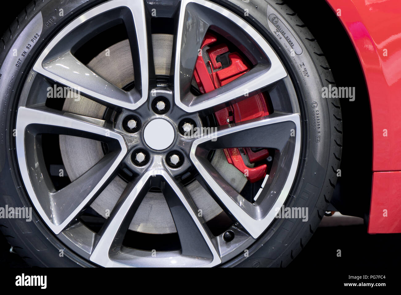 Détaillant série. Nettoyer le disque de frein super-voiture. Jantes rouge à partir de la voiture de sport. Banque D'Images