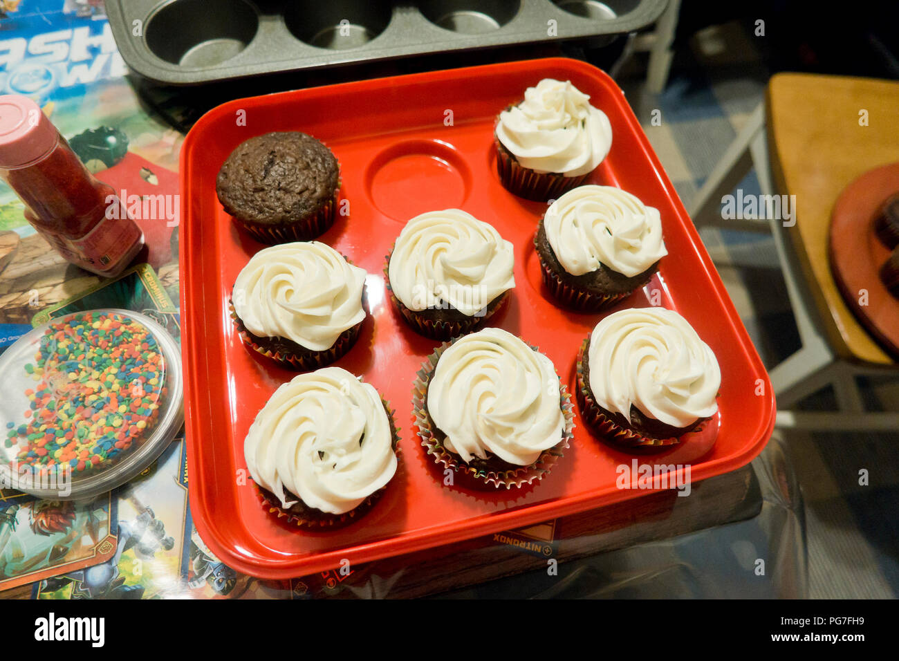 Des petits gâteaux au chocolat avec glaçage incandescent - USA Banque D'Images