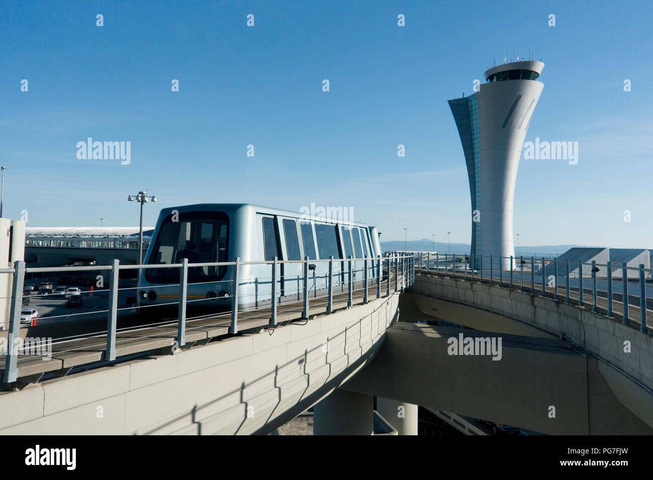 San Francisco International Airport tour de contrôle de la circulation aérienne et l'AirTrain - San Francisco, California USA Banque D'Images