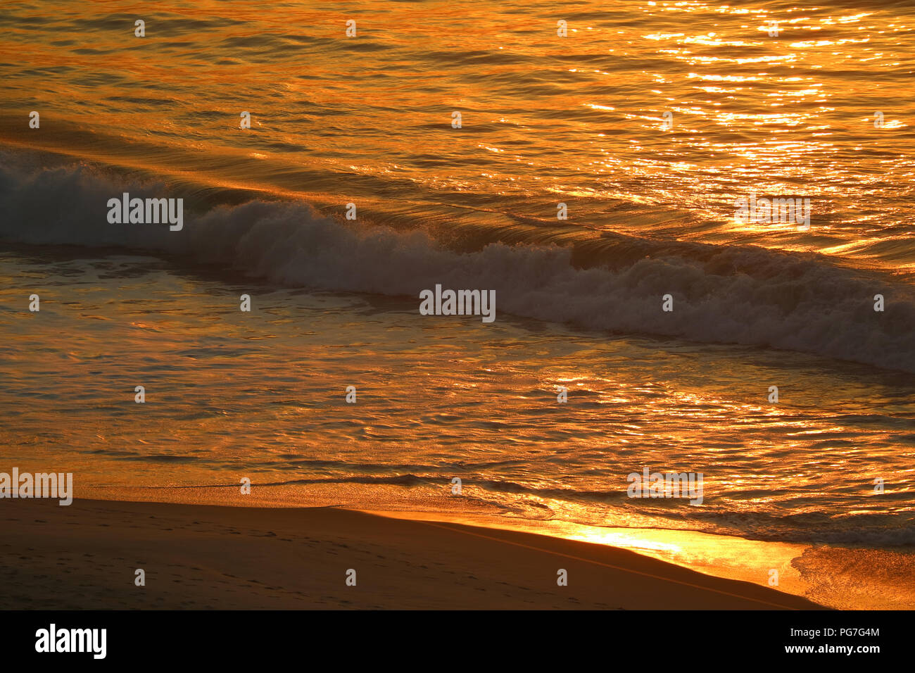 De grosses vagues de l'océan Atlantique dans la lumière du soleil du matin, la réflexion de Rio de Janeiro Brésil Banque D'Images