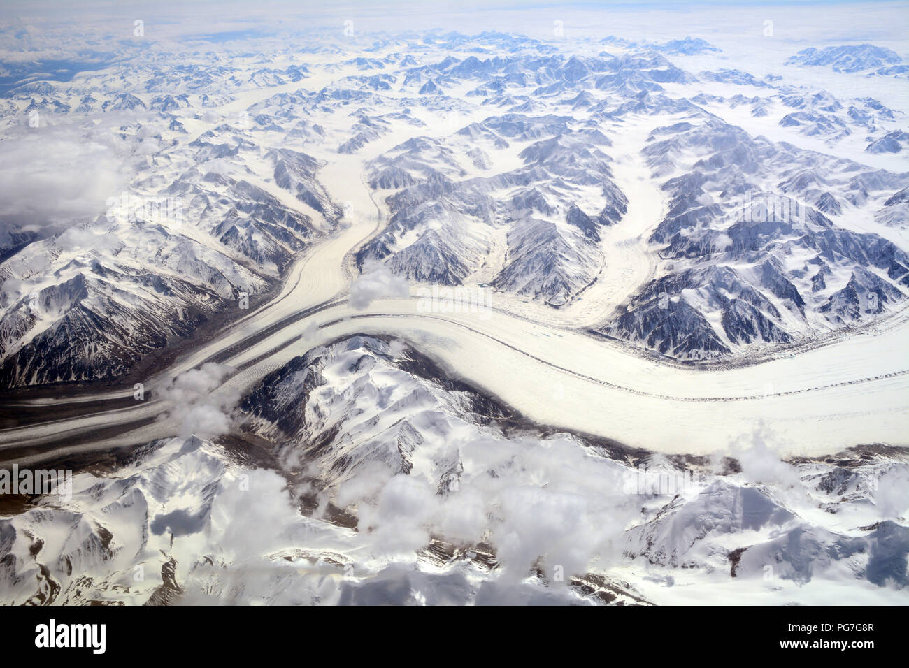 Un cliché aérien du glacier Kaskawulsh dans les champs de glace des monts Saint-Elias, parc national Kluane, territoire du Yukon, Canada. Banque D'Images