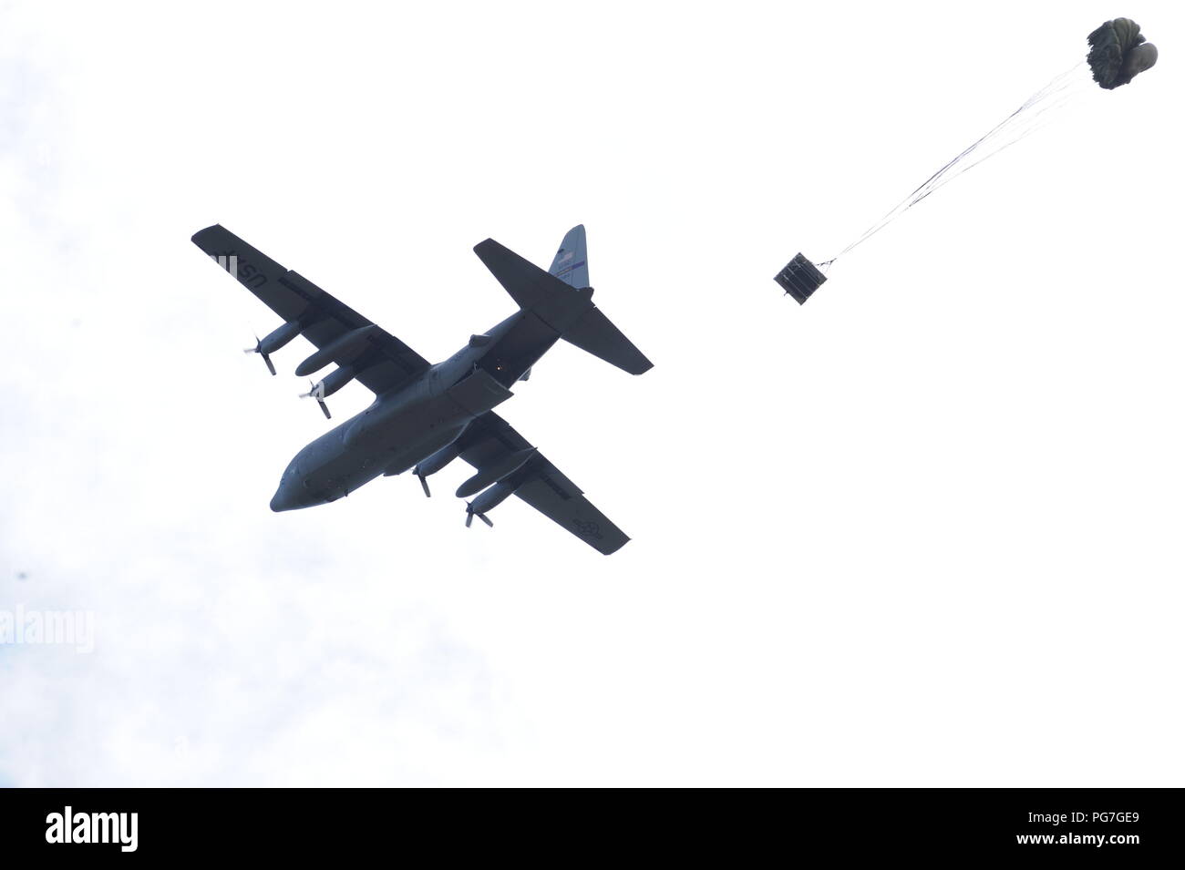 Une 934e Airlift Wing C-130 airdrop parution pendant les palettes Patriot North 2018 exercice. Aviateurs, avec le 934e Airlift Wing de l'air formés, ainsi que le terrain dans le cadre de l'exercice du patriote des 24 et 25 juillet 2018 à Fort McCoy, Wisc. L'aile a pour mission de voler C-130H3 cargo), tous deux de l'air et le largage landing marchandises et des gens. Le 934e utilise régulièrement Fort McCoy de zones de dépôt les opérations de largage de préparer pour les équipages d'opérations dans le monde réel. Banque D'Images