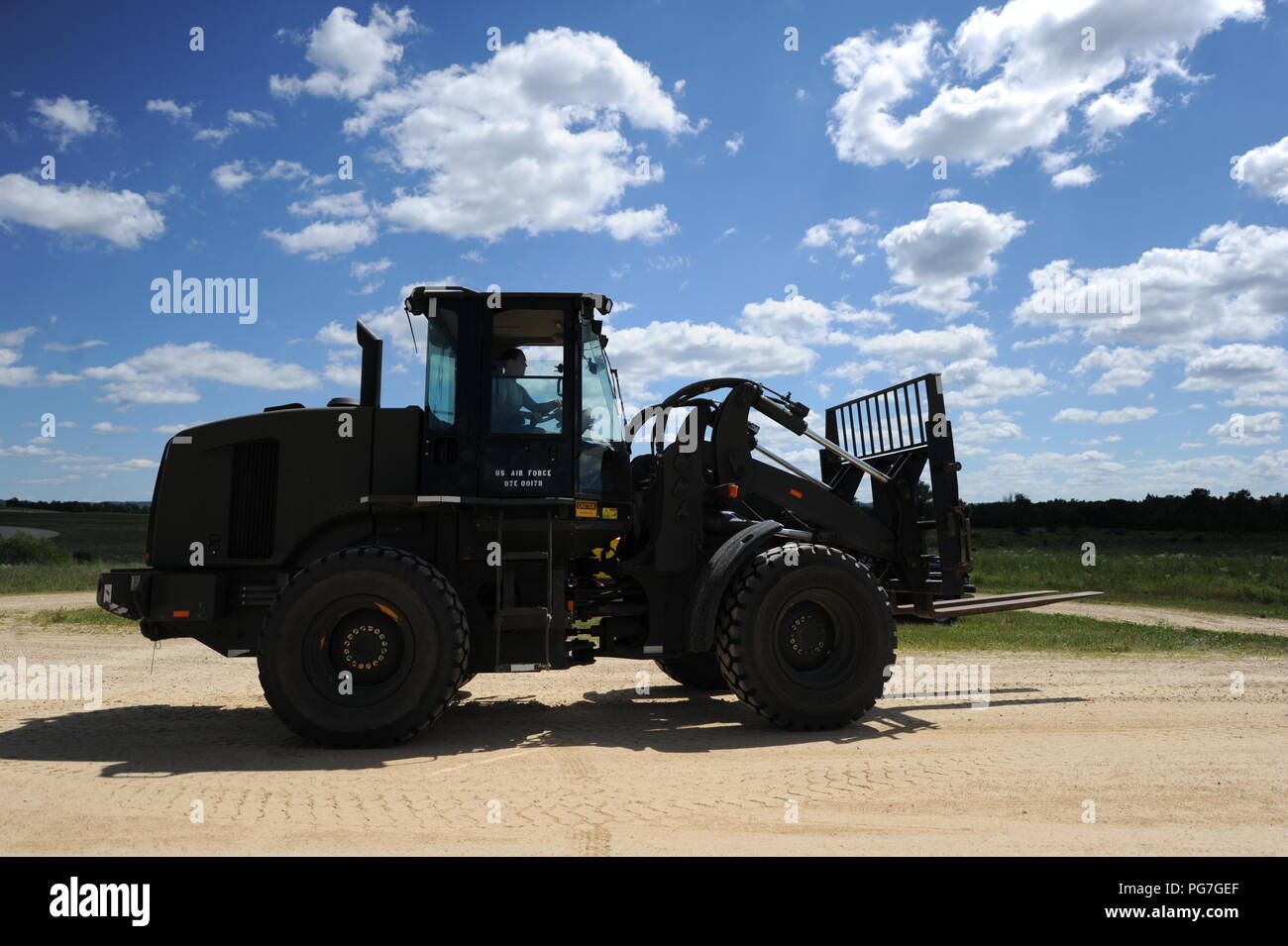 27e Escadron Port Aérien Le s.. David Hambly et Senior Airman Luke Miller œuvre pour récupérer un palette avec un chariot élévateur tout-terrain dirigé par des aviateurs Andrea Garton. Aviateurs, avec le 934e Airlift Wing de l'air formés, ainsi que le terrain dans le cadre de l'exercice du patriote des 24 et 25 juillet 2018 à Fort McCoy, Wisc. L'aile a pour mission de voler C-130H3 cargo), tous deux de l'air et le largage landing marchandises et des gens. Le 934e utilise régulièrement Fort McCoy de zones de dépôt les opérations de largage de préparer pour les équipages d'opérations dans le monde réel. Banque D'Images