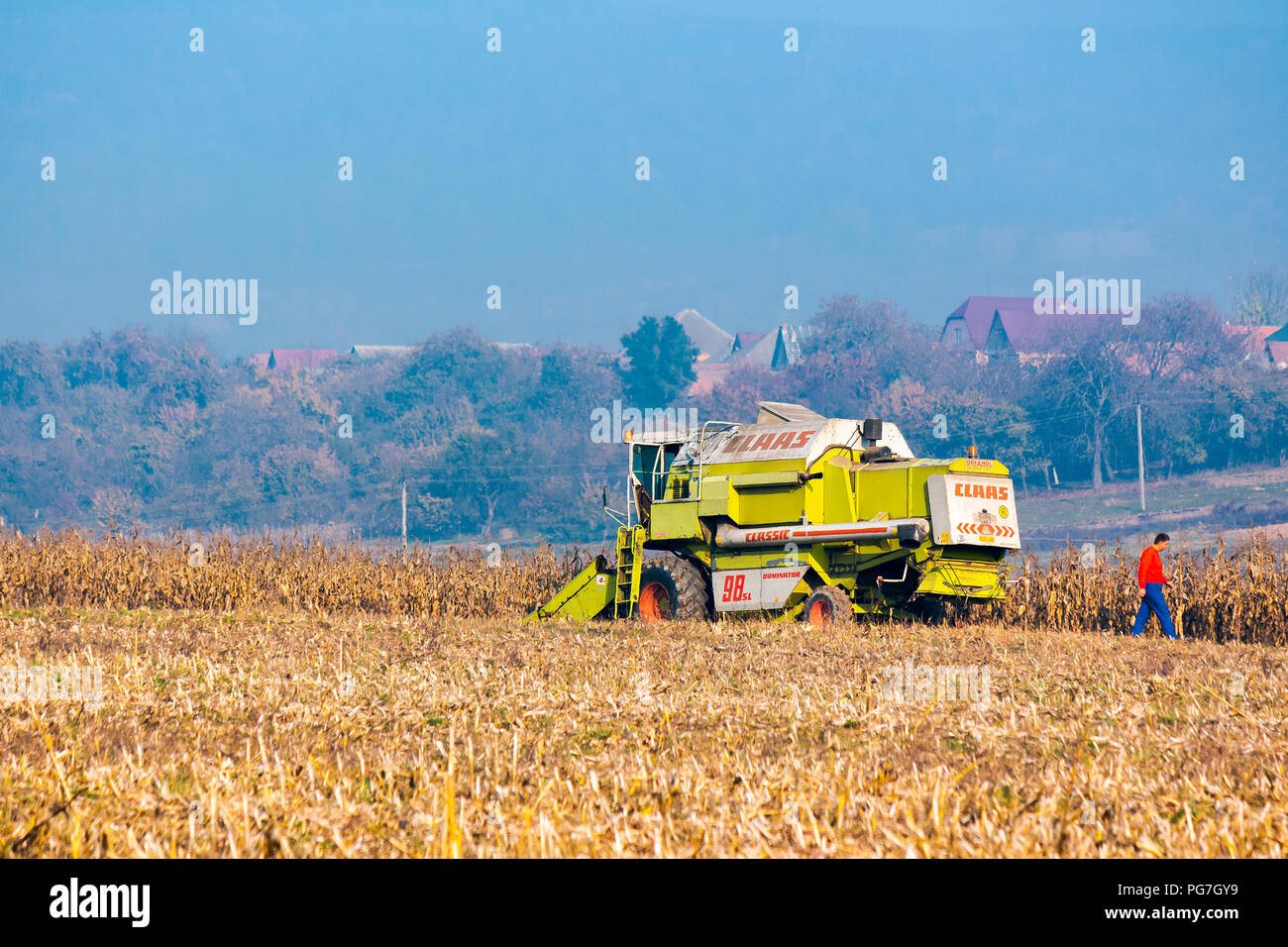 Shyroke, Ukraine - NOV 11, 2015 : rupture de la moissonneuse-batteuse, dans le champ de maïs à proximité du village. a la recherche d'opérateur de l'aide. après l'automne chaud Banque D'Images
