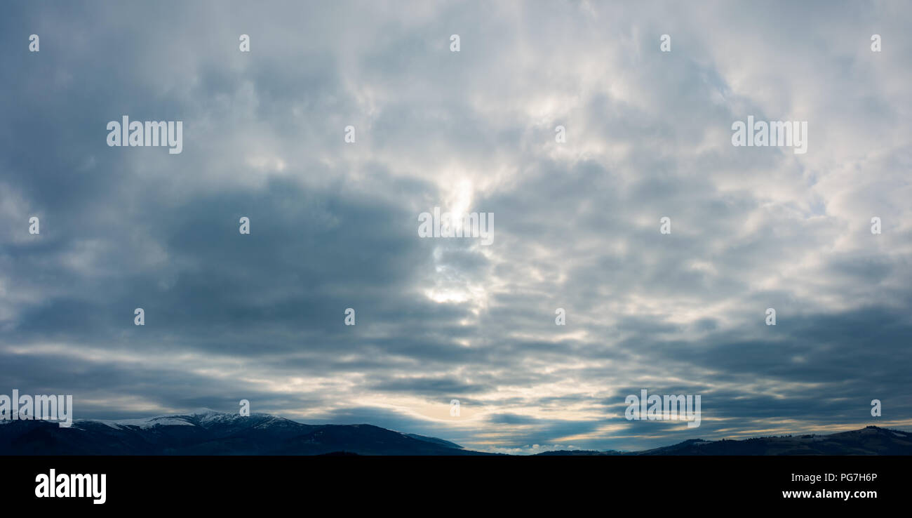 Sombre sombre. ciel couvert à la fin de l'automne par temps froid Banque D'Images