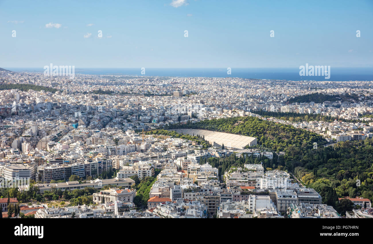 Vue panoramique depuis la colline Lycabettus de la ville d'Athènes en Grèce et ancien stade kallimarmaro Banque D'Images