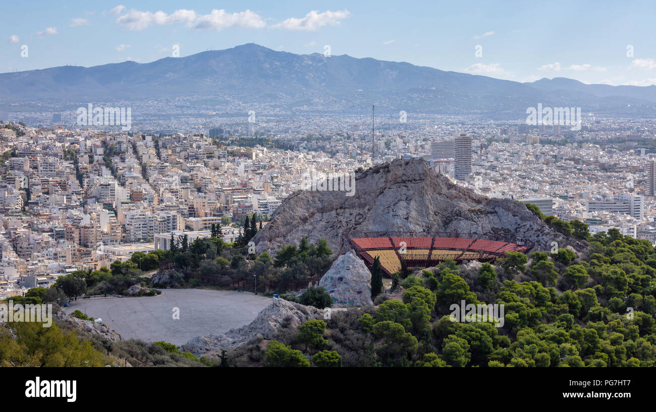 Portrait de la colline du Lycabette et du théâtre et vue panoramique sur la ville d'Athènes Grèce Banque D'Images