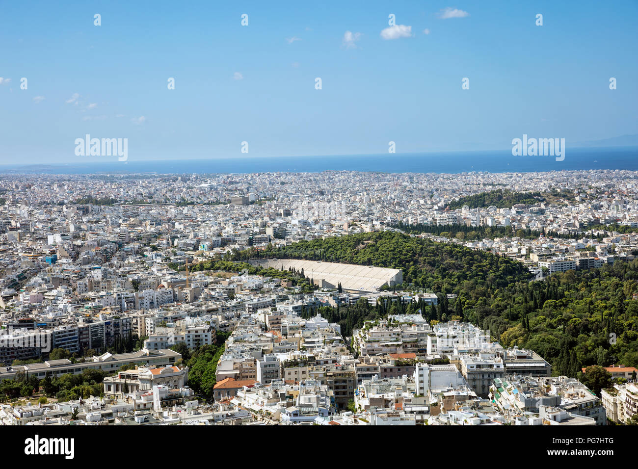 Vue panoramique depuis la colline Lycabettus de la ville d'Athènes en Grèce et ancien stade kallimarmaro Banque D'Images