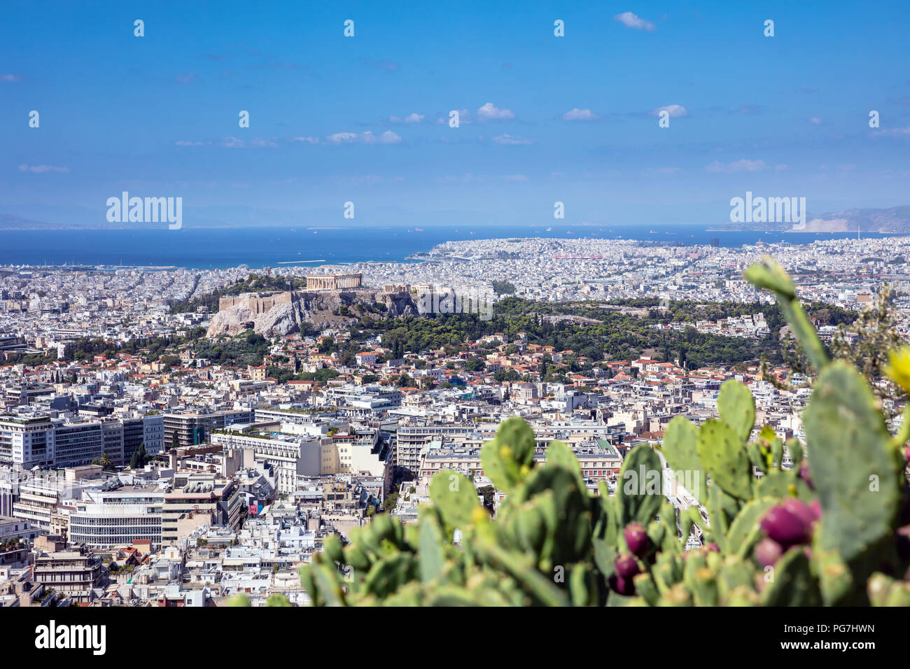 Vue panoramique vue aérienne de l'acropole de la ville d'Athènes en Grèce avec l'oponce de l'est floue en premier plan, la vue depuis la colline du Lycabette. Banque D'Images