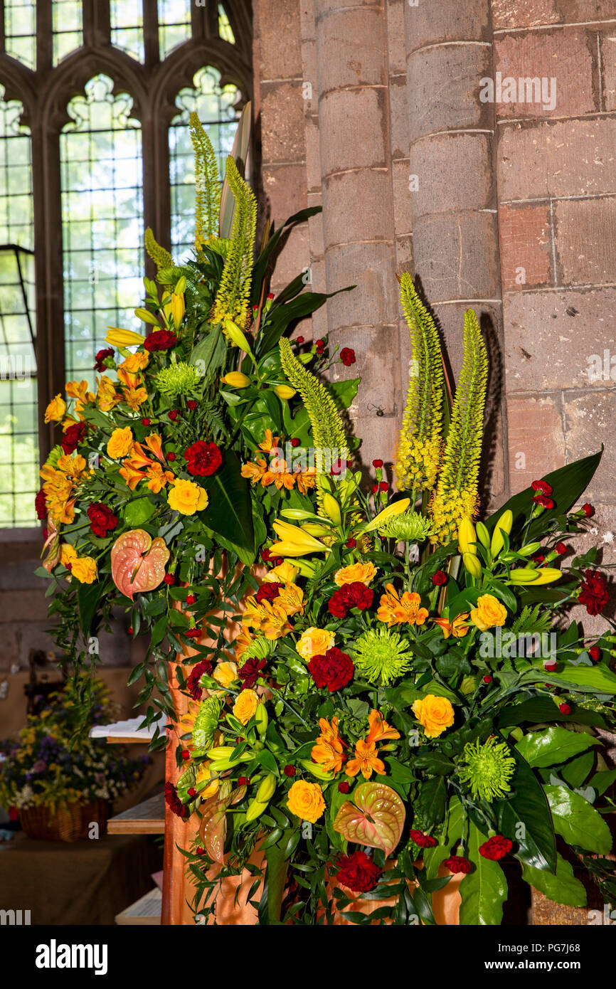Royaume-uni, Angleterre, Devon, Crediton, Église Paroissiale Fête des fleurs, d'arrangement contre pilier pour Choir Banque D'Images