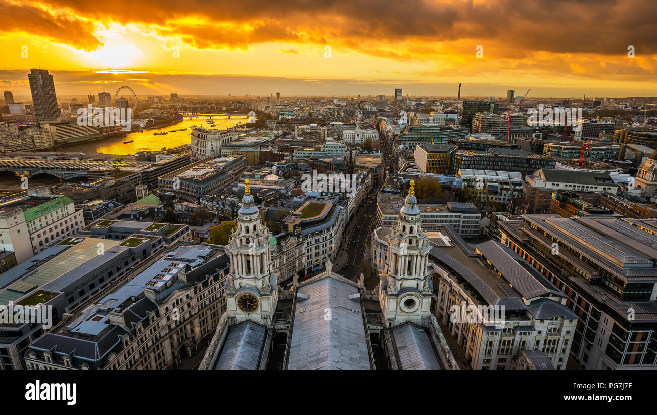 Londres, Angleterre - Vue Aérienne Vue panoramique vue sur l'horizon de Londres  prise du haut de la Cathédrale St Paul au coucher du soleil avec de beaux  nuages et ciel d'or Photo