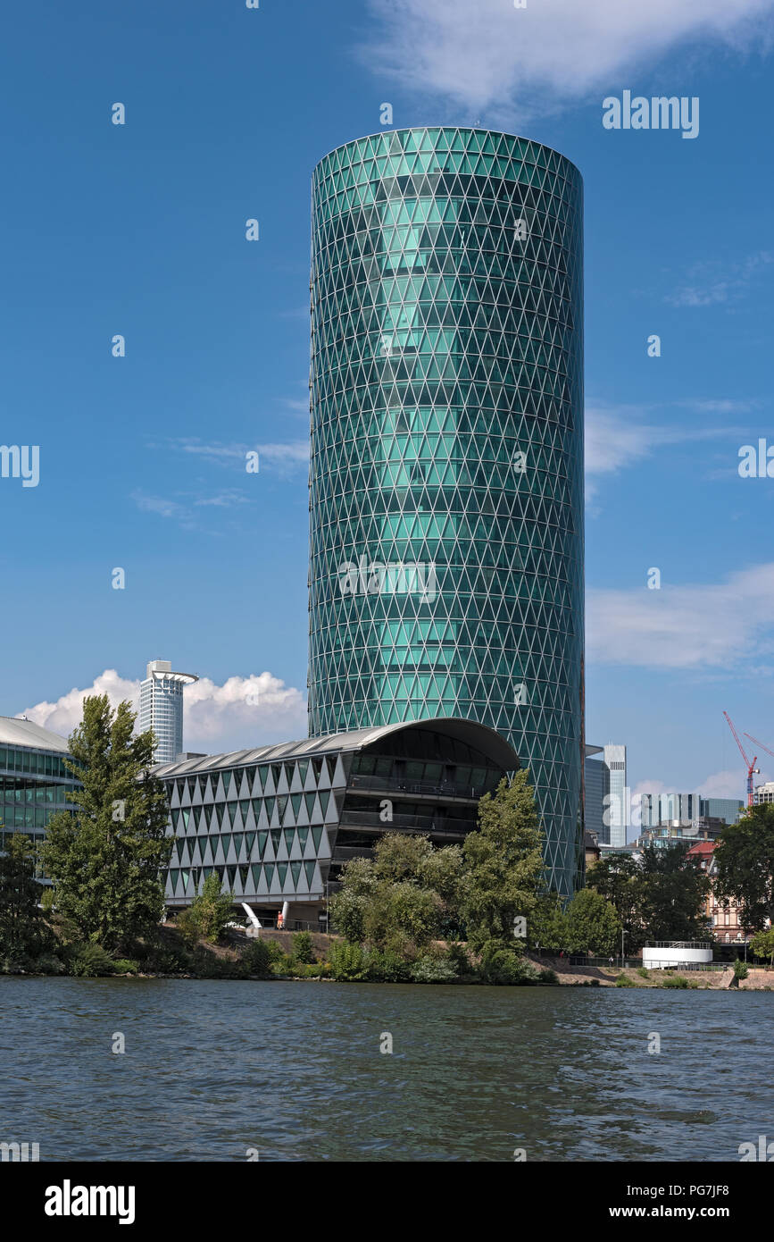 Westhafen Tower dans la zone portuaire à Francfort, Allemagne. Banque D'Images Westhafen Tower dans la zone portuaire à Francfort, Allemagne. Banque D'Images