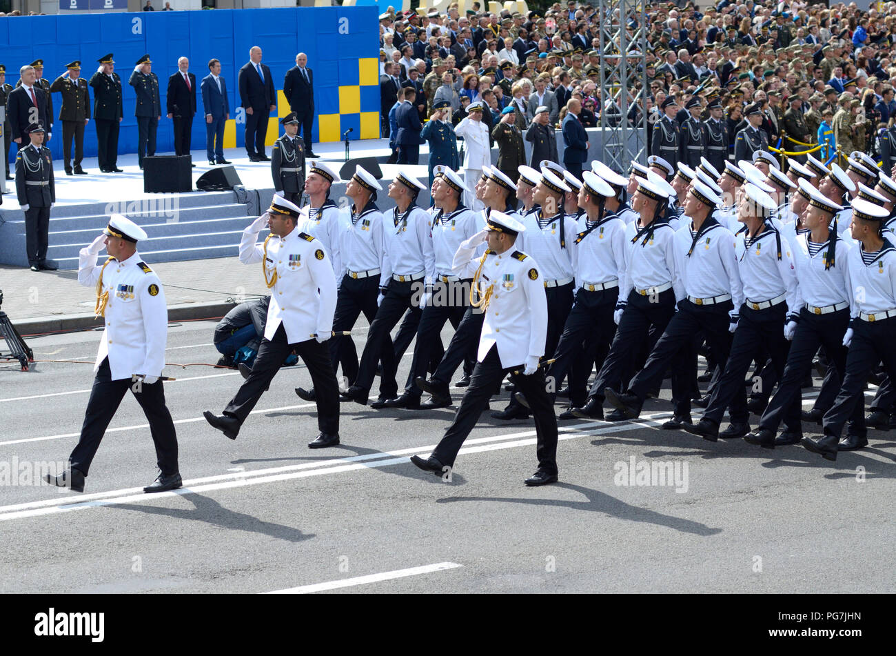 La Marine ukrainienne marche sur un carré au cours d'un défilé militaire consacré au Jour de l'indépendance de l'Ukraine. Le 24 août 2017. Kiev, Ukraine Banque D'Images