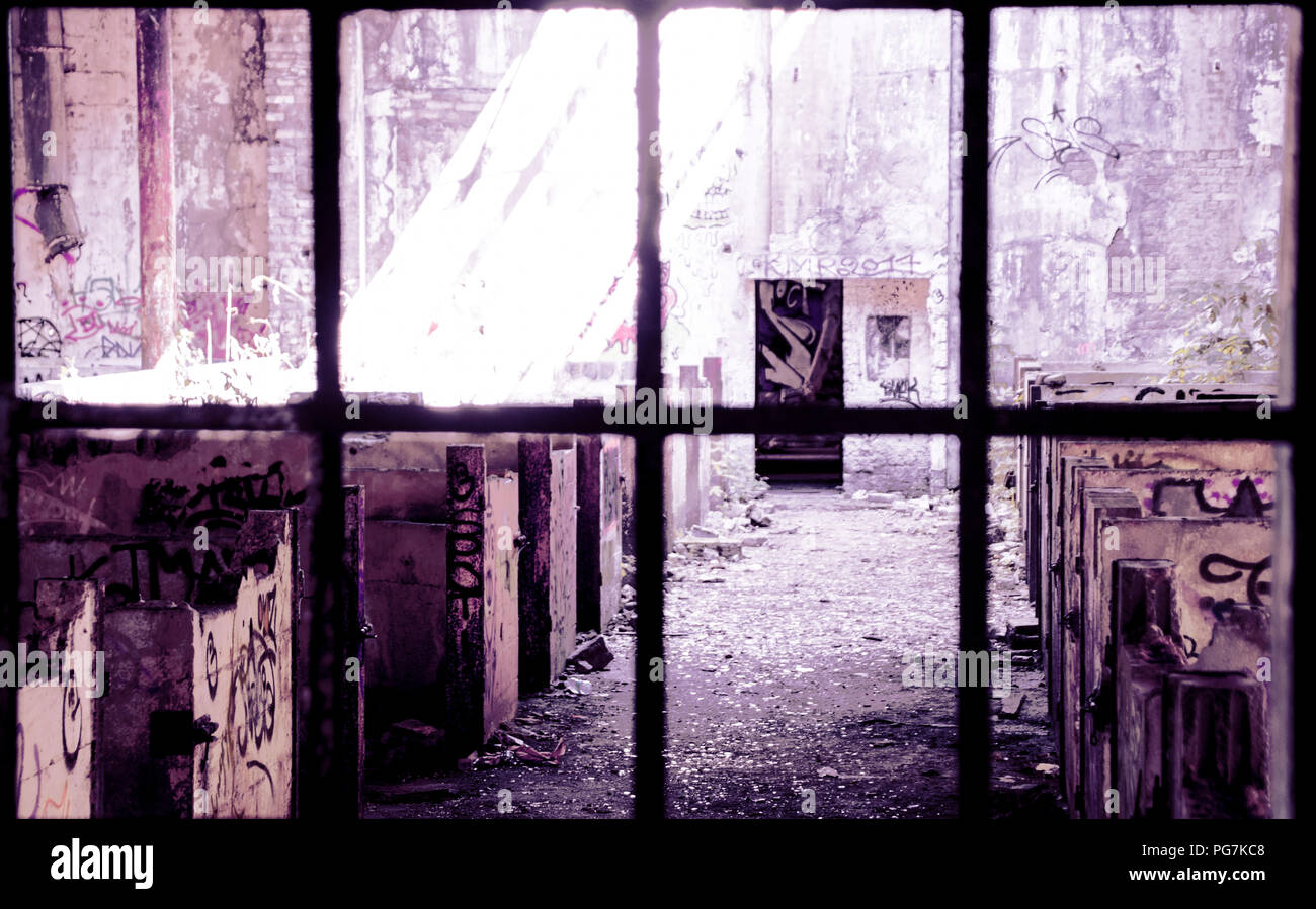 Les dossiers d'un mur abandonné, délabré et vétuste bâtiment. Squat d'assaut par des tagueurs. Banque D'Images