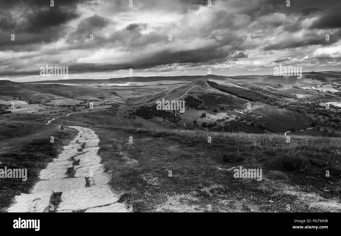Depuis le sommet d'MamTor le long de la grande crête dans le Peak District d'Angleterre Banque D'Images